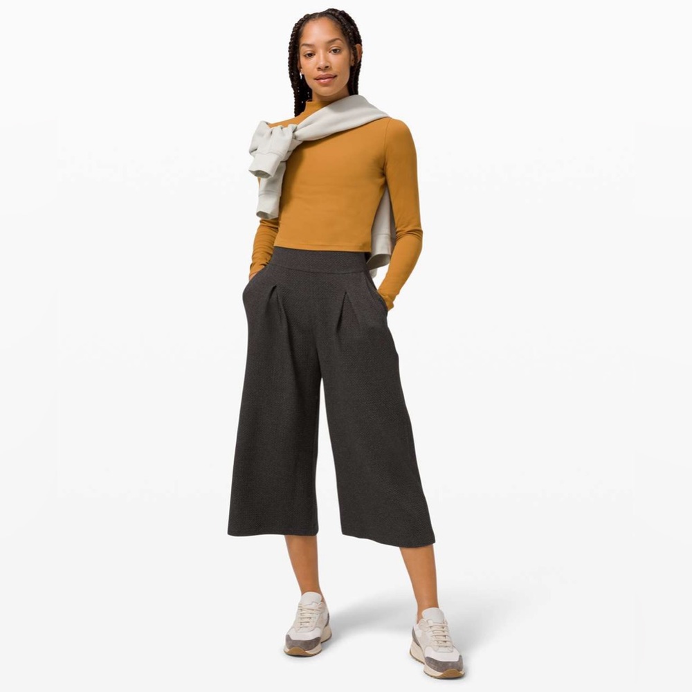 Lululemon Can You Feel The Pleat Crop
Heathered Black / Black Size 2